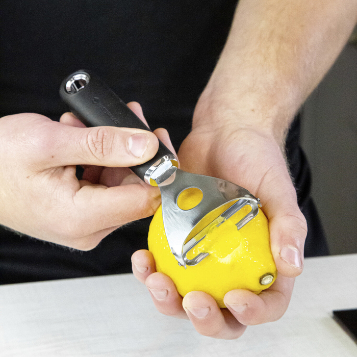 Овочечистка з горизонтальним лезом Kitchen Craft MASTERCLASS SOFT GRIP