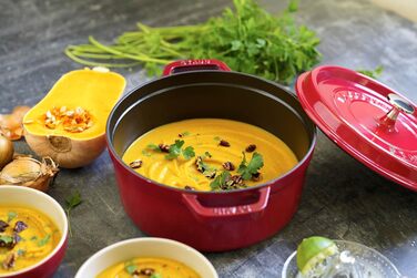 Чавунна каструля/кокотниця STAUB, кругла, 8,35 л, функція Ароматичний дощ для оптимального зволоження, для всіх типів варильних поверхонь, включаючи індукційні та духові шафи, (вишнево-червона, 24 см)