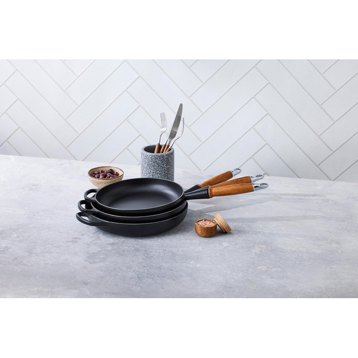 Сковорода чавунна 24 см з дерев'яною ручкою, чорний Signature Le Creuset