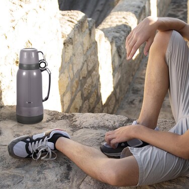 Термос Fissman 1800 мл, колір СІРИЙ пластиковий корпус зі скляною колбою (19838)