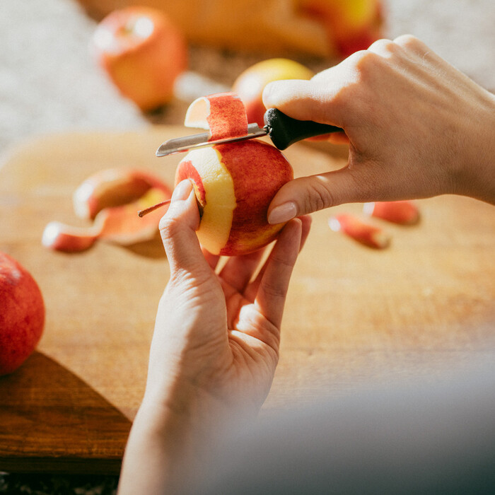 Нож для чистки с подвижным лезвием Fiskars Essential 6 см (1023787)