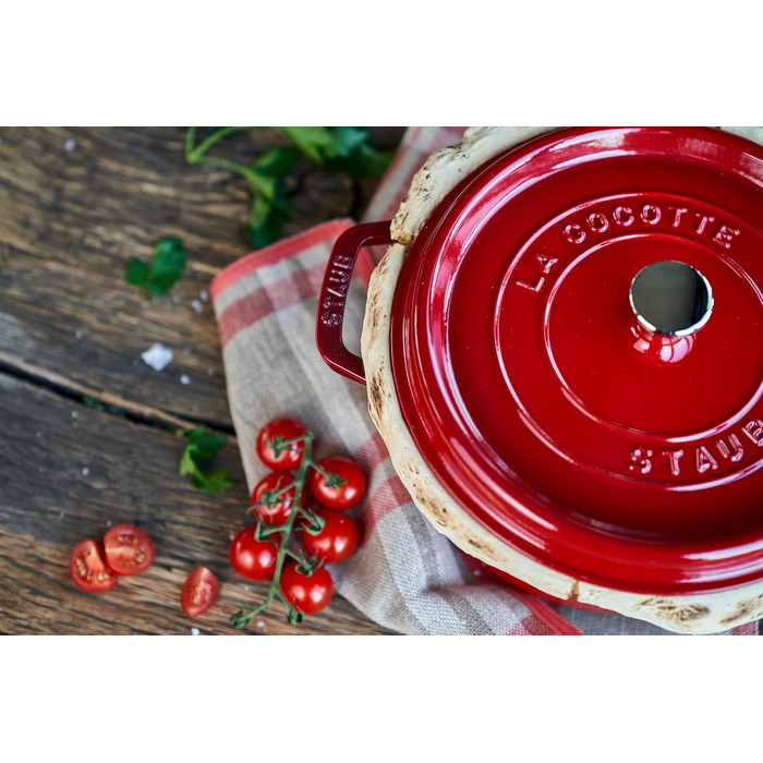 Чавунна каструля/кокотниця STAUB, кругла, 8,35 л, функція Ароматичний дощ для оптимального зволоження, для всіх типів варильних поверхонь, включаючи індукційні та духові шафи, (вишнево-червона, 24 см)