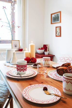 Тарілка для сніданку 21 см, червона Cross Stitch Kahla