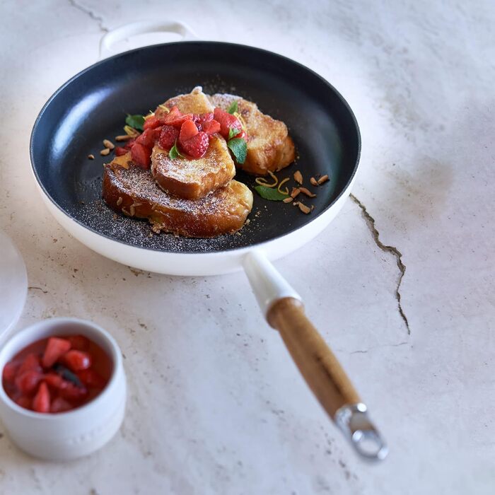 Сковорода чавунна 28 см з дерев'яною ручкою, кремовий Signature Le Creuset