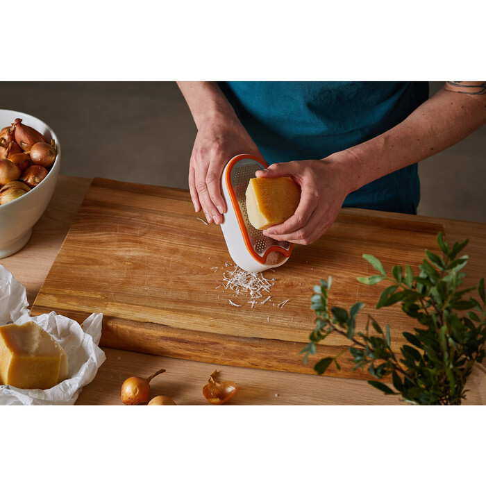 Терка с контейнером белая Fiskars Functional Form (1019530)