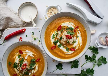 Практичний прес для великих зубчиків часнику, також з лушпинням. У тому числі інструмент для чищення Susi 3 Garlic Press Single, 12150 Susi 3
