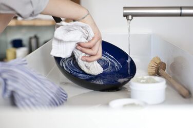 Сковорода емальована, діаметр 24 см, висота 5,6 см, синя з чорною пластиковою ручкою Riess