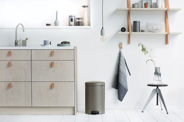 Сміттєвий бак з педаллю 20 л безшумний платиновий NewIcon Brabantia