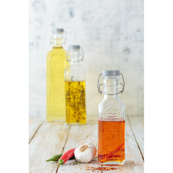 Пляшка з кришкою на заклепці з мірними поділками 300 мл