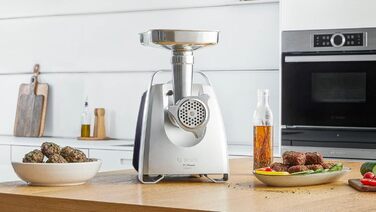 М'ясорубка 2200 Вт з насадкою для сосисок, чорний/сріблястий ProPower Bosch