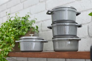 Чавунна жаровня/кокотниця STAUB, кругла, 8,35 л, функція Ароматичний дощ для оптимального зволоження, для всіх типів плит, в т.ч. індукційних та духових, (графітовий сірий, 16 см)