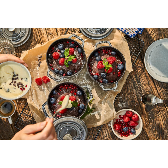 Чавунна жаровня/кокотниця STAUB, кругла, 8,35 л, функція Ароматичний дощ для оптимального зволоження, для всіх типів плит, в т.ч. індукційних та духових, (графітовий сірий, 12 см)