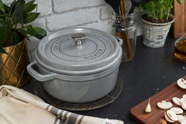Чавунна каструля/кокотниця STAUB, кругла, 8,35 л, функція Ароматичний дощ для оптимального зволоження, для всіх типів варильних поверхонь, включаючи індукційні та духові шафи, (графітовий сірий, 20 см)