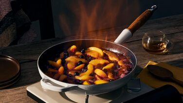 Сковорода чавунна 26 см з дерев'яною ручкою, полум'яно-червоний Signature Le Creuset