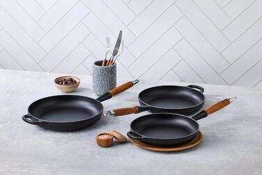 Сковорода чавунна 28 см з дерев'яною ручкою, чорний Signature Le Creuset