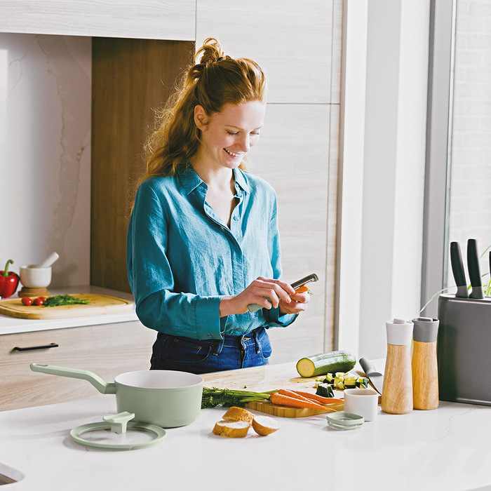 Овочечистка з вертикальним лезом та зестером BergHOFF LEO BALANCE, 17,5 х 2 см