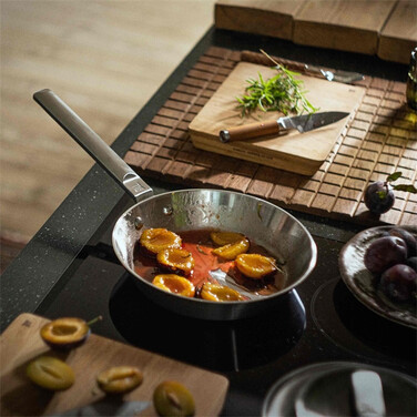 Сковорода Fiskars Norden 24 см без покриття (1067628)