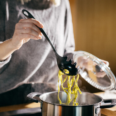 Ложка для спагеті Fiskars Essential 38 см (1079058)