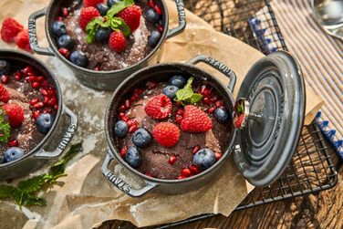 Чавунна жаровня/кокотниця STAUB, кругла, 8,35 л, функція Ароматичний дощ для оптимального зволоження, для всіх типів плит, в т.ч. індукційних та духових, (графітовий сірий, 12 см)