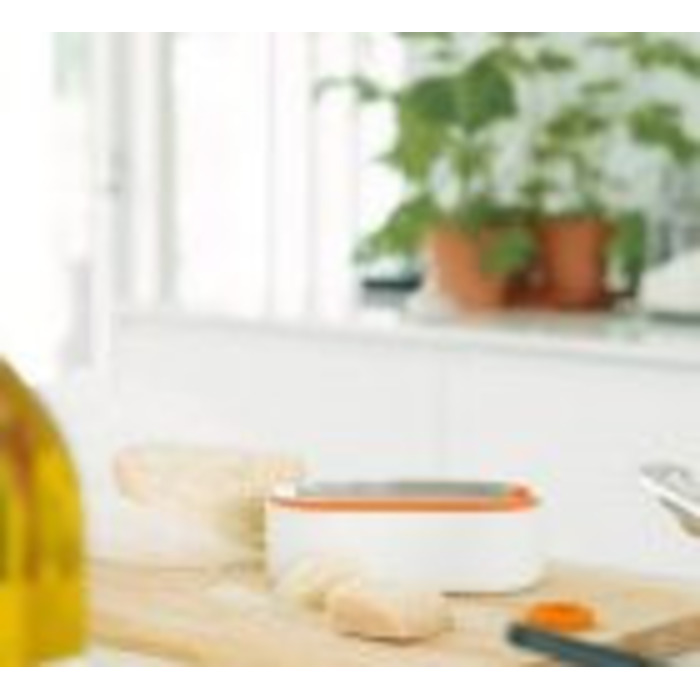 Терка с контейнером белая Fiskars Functional Form (1019530)