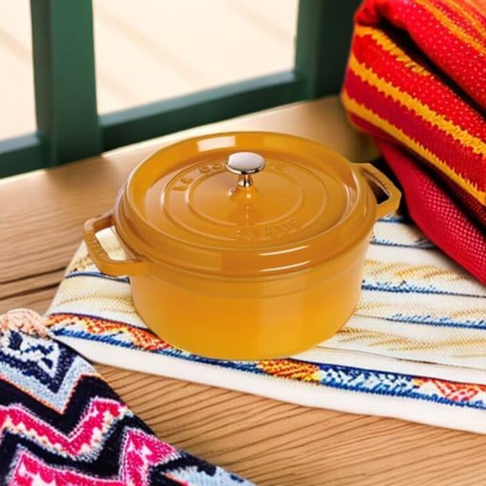 Чавунна жаровня/кокотниця STAUB, кругла 8,35 л, функція Ароматичний дощ для оптимального зволоження, для всіх типів варильних поверхонь, включаючи індукційні та духові шафи, (гірчично-жовтий, 26 см)