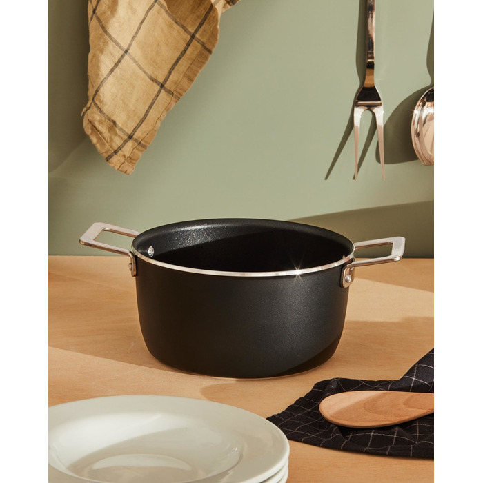 Кастрюля с двумя ручками 20 см, черная Pots & Pans Alessi