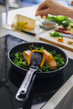 Fiskars Лопатка кухонна Functional Form, 37.3см, пластик, силікон, чорний