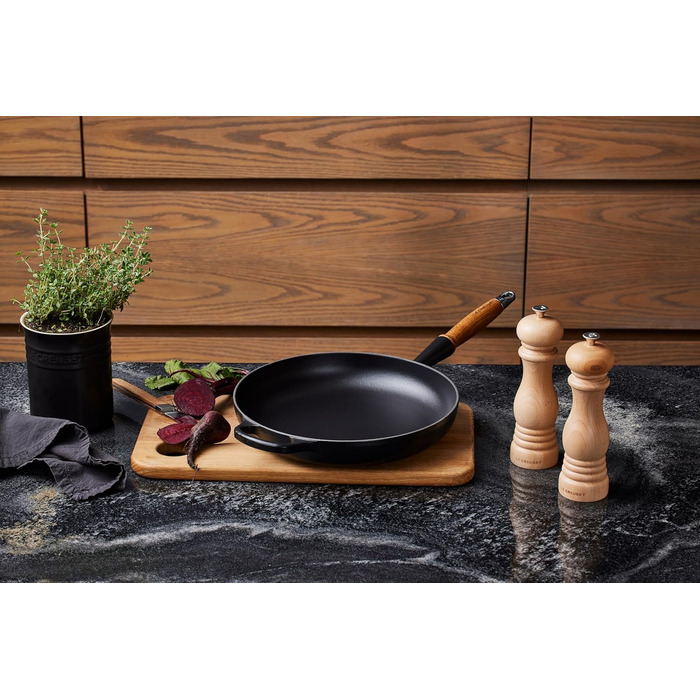 Сковорода чавунна 26 см з дерев'яною ручкою, полум'яно-червоний Signature Le Creuset