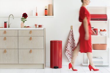 Сміттєвий бак з педаллю 30 л безшумний червоний NewIcon Brabantia