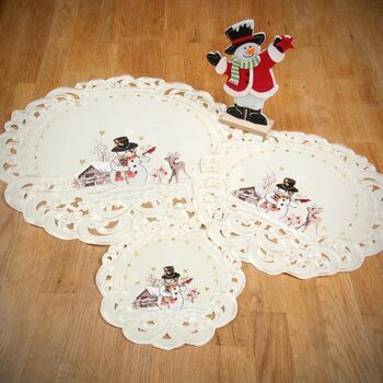 Різдвяна скатертина/доріжка HanaQi зі сніговиком та оленями, зимовий пейзаж з ажурною вишивкою, поліестер, колір екрю/кремовий - розмір на вибір (приблизно 38 x 108 см, овальна) (58 см (кругла))