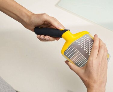 Терка маленька сіро-жовта Twist Grater Joseph Joseph