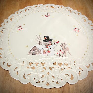 Різдвяна скатертина/доріжка HanaQi зі сніговиком та оленями, зимовий пейзаж з ажурною вишивкою, поліестер, колір екрю/кремовий - розмір на вибір (приблизно 38 x 108 см, овальна) (58 см (кругла))