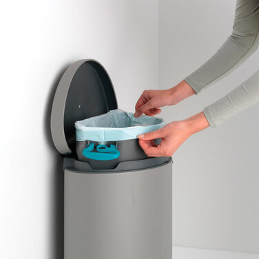 Сміттєвий бак з педаллю 30 л, безшумний мінерально-сірий Flatback + Brabantia