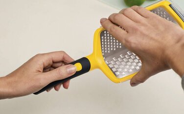 Терка маленька сіро-жовта Twist Grater Joseph Joseph