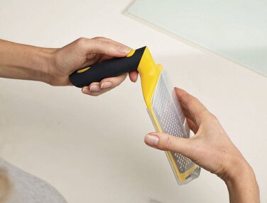 Терка маленька сіро-жовта Twist Grater Joseph Joseph