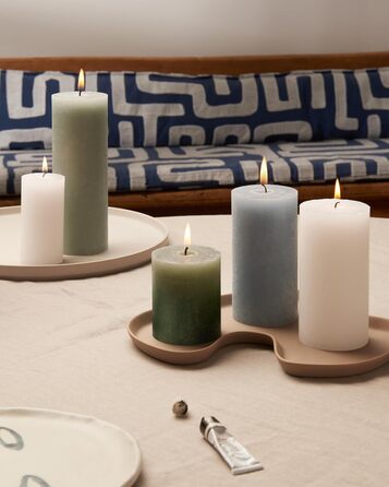 Свічки Bolsius Rustic Pillar - Металеві, що згасають - Рожеві та червоні - Упаковка з 4 шт. - Тривалий час горіння 60 годин - Без запаху - Містить натуральний рослинний віск - Без пальмової олії - 13 x 7 см (13 x 6,8 см, зелені та мідні)