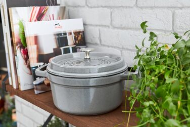 Чавунна жаровня/кокотниця STAUB, кругла, 8,35 л, функція Ароматичний дощ для оптимального зволоження, для всіх типів плит, в т.ч. індукційних та духових, (графітовий сірий, 18 см)