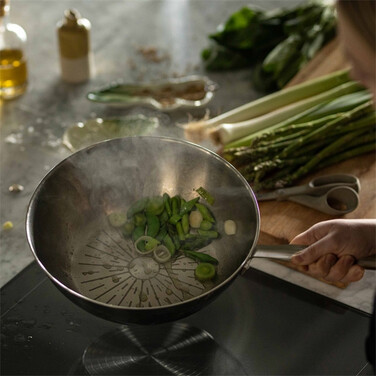 Сковорода Wok Fiskars All Steel Pure матовая 28 см (1065629)