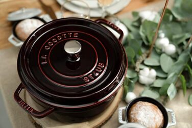 Чавунна жаровня/кокотниця STAUB, кругла 8,35 л, функція Ароматичний дощ для оптимального зволоження, для всіх типів варильних поверхонь, включаючи індукційні та духові шафи, (Гренадін, 26 см)