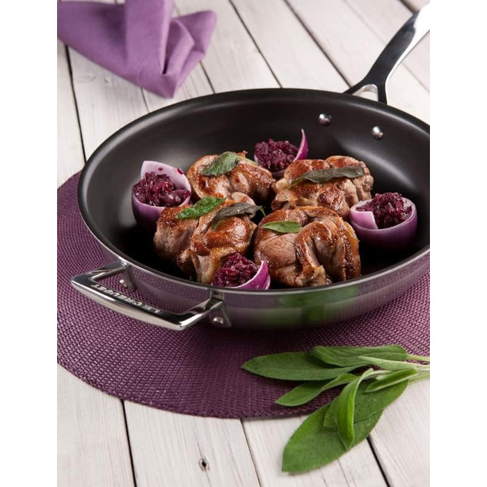 Сковорода 32 см з антипригарним покриттям 3-ply Plus Le Creuset