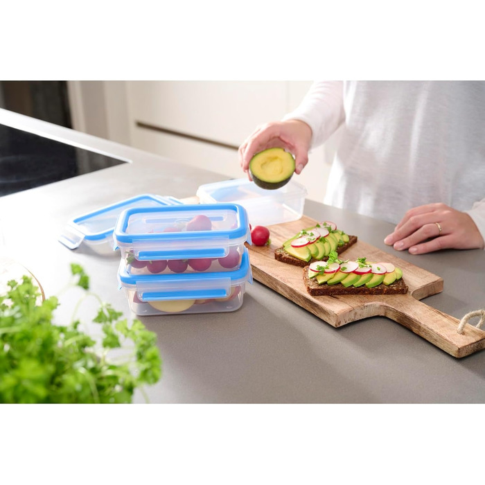 Набір контейнерів для зберігання харчових продуктів EMSA Clip & Close, прямокутні, 5 x 0,8 л, коробки для зберігання, 100 герметичні, придатні для миття в посудомийній машині, морозильної камери та мікрохвильової печі, прозорі, сині, зроблені в Німеччині,
