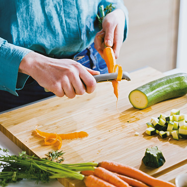 Овочечистка з вертикальним лезом та зестером BergHOFF LEO BALANCE, 17,5 х 2 см