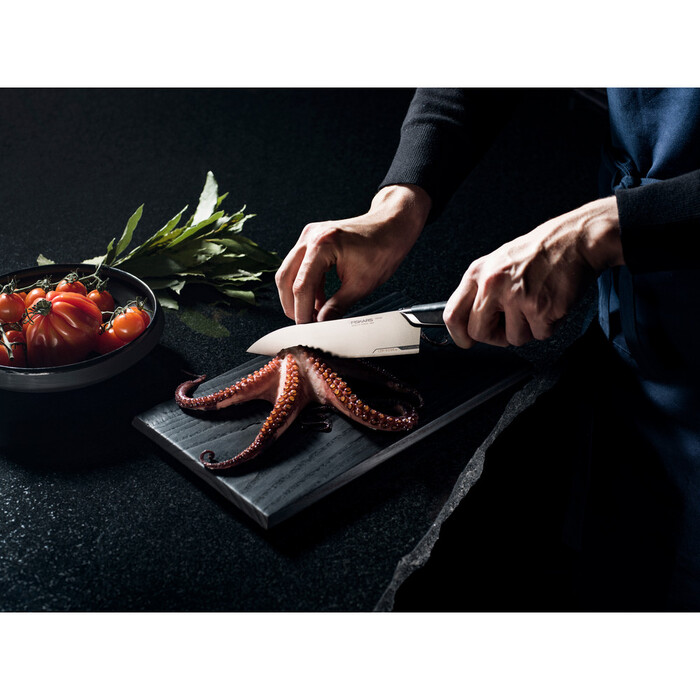 Ніж для шеф кухаря середній Fiskars Taiten 16 см (1066832)
