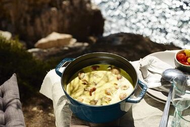 Чавунна жаровня/кокотниця STAUB, кругла 8,35 л, функція Ароматичний дощ для оптимального зволоження, для всіх типів варильних поверхонь, включаючи індукційні та духові шафи, (La Mer, 24 см)