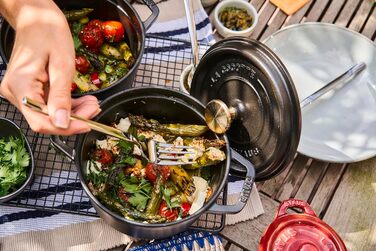 Чавунна жаровня/кокотниця STAUB, кругла, 8,35 л, функція Ароматичний дощ для оптимального зволоження, для всіх типів варильних поверхонь, включаючи індукційні та духові шафи, (чорна, 16 см)