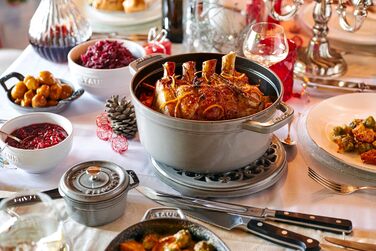 Чавунна каструля/кокотниця STAUB, кругла, 8,35 л, функція Ароматичний дощ для оптимального зволоження, для всіх типів варильних поверхонь, включаючи індукційні та духові шафи, (графітовий сірий, 30 см)