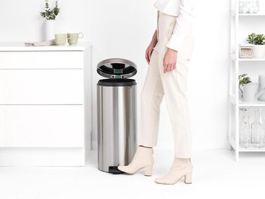 Мусорный бак с педалью 30 л бесшумный матовая сталь с защитой от отпечатков пальцев NewIcon Brabantia