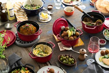 Чавунна жаровня/кокотниця STAUB, кругла, 8,35 л, функція Ароматичний дощ для оптимального зволоження, для всіх типів варильних поверхонь, включаючи індукційні та духові шафи, (вишнево-червона, 22 см)