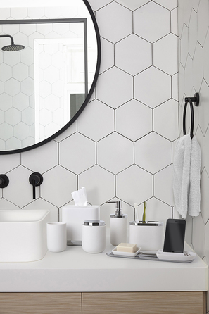 Диспенсер для рідкого мила 7х10х18 см білий-хром Junip Umbra