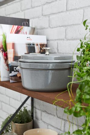 Чавунна жаровня/кокотниця STAUB, кругла, 8,35 л, функція Ароматичний дощ для оптимального зволоження, для всіх типів плит, в т.ч. індукційних та духових, (графітовий сірий, 16 см)